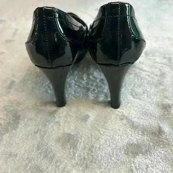 Attention - patent black high (3.5”) heels with  memory foam inserts. - Picture 3 of 8